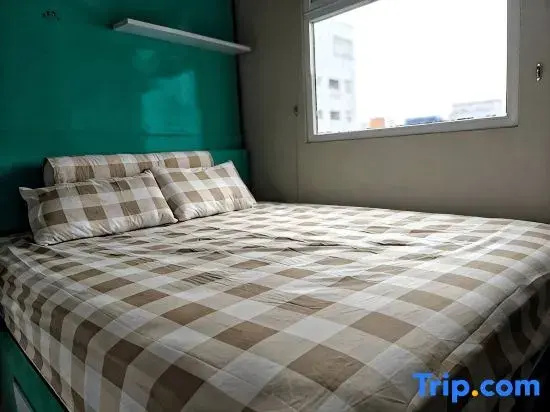 Cozy 2BR Pramuka Apt Tower Penelope with Pool & Wi-Fi