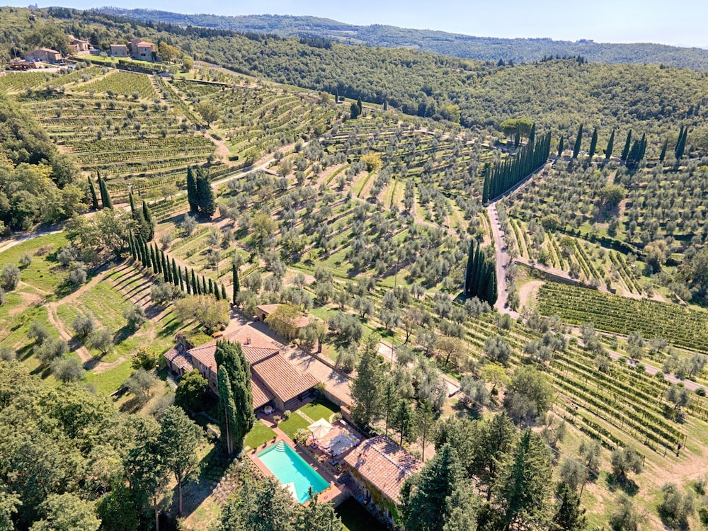Villa in Castellina w. Pool, Garden & Winery