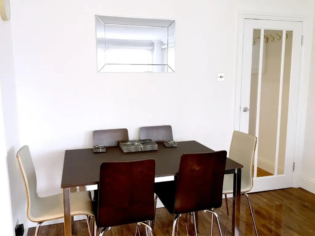 Superb 3-Bed 2-Bath with Wifi: Trendy Fitzrovia W1