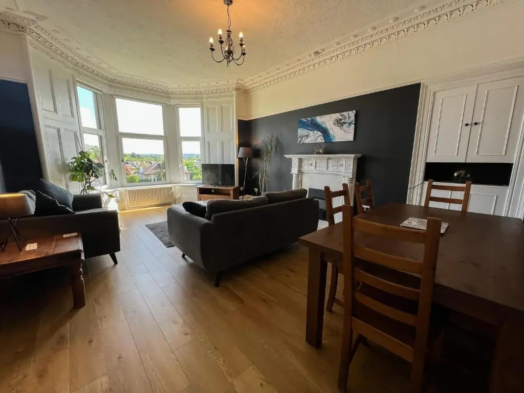 A Spacious Flat with Character - Private Car Space
