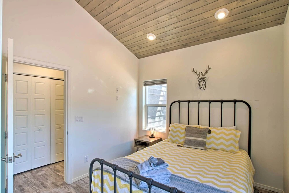 Mountain View Modern Cabin: Luxury Pine Home!