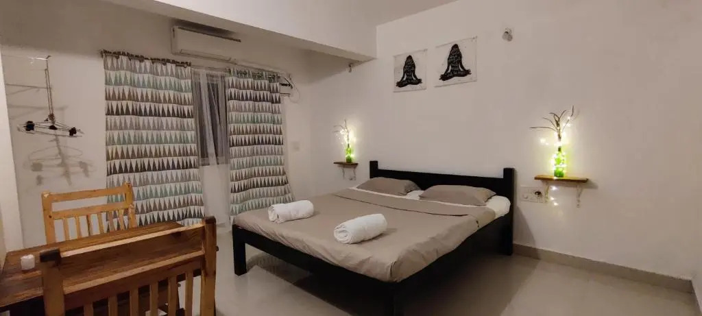 J-House, 4 Apartments with balconies, NO kitchen, Thalassa 1min away