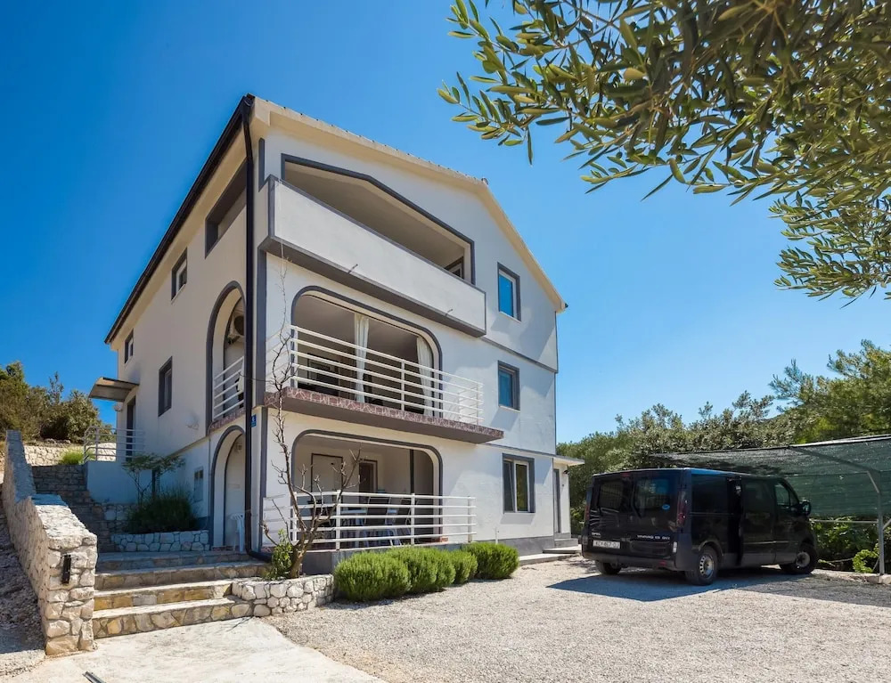 A5 - Modern apt With Terrace, 3 min Walk to Beach