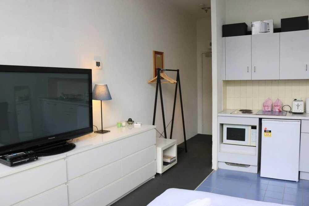 Cosy Newtown Studio Apartment With Swimming Pool