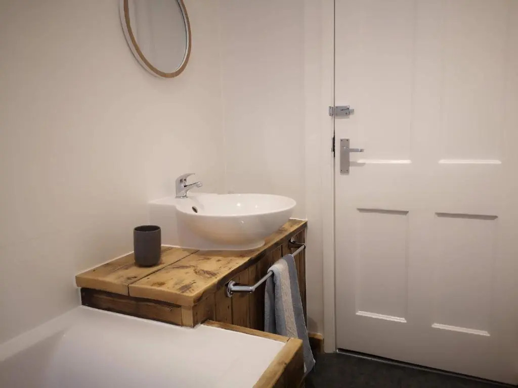 2 Bedroom Apartment at Kent Escapes Short Lets & Serviced Accommodation Kent, Bouverie Escape Folkestone with Wifi