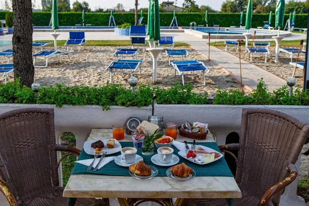 Hotel Villa Sara with pool and parking near Venice