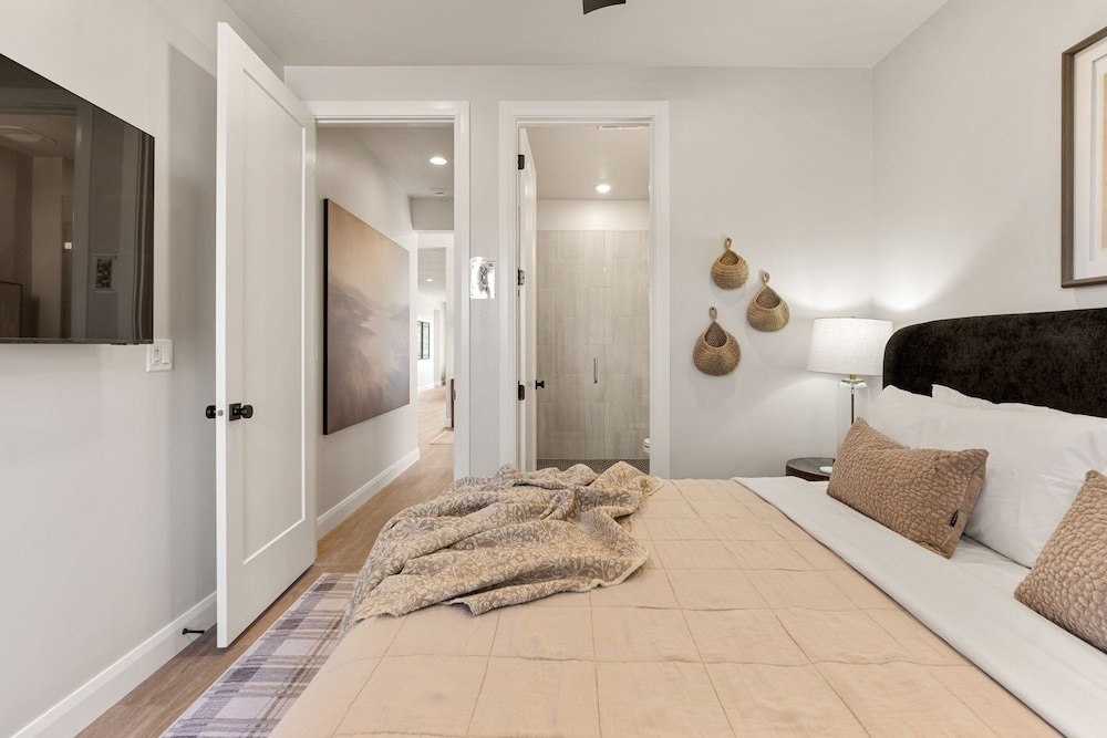 Isle Be Back 6 Bedroom Townhouse