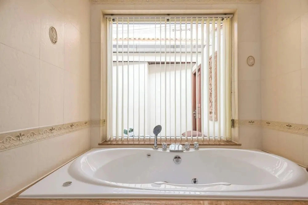 Luxury 4BR Pool Villa Pratamnak Soi5 - 50m to Beach