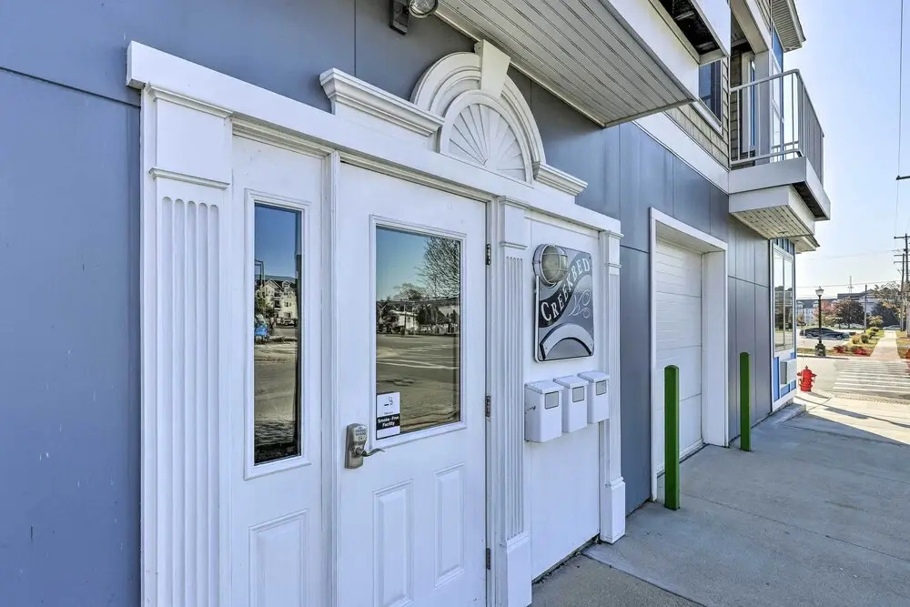 Dtwn Ludington Condo: Balcony, Walk To Beach!