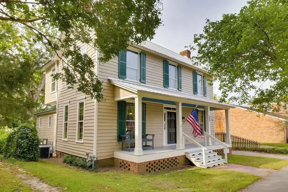 Walk to Downtown: Historic Home in Edentons Heart