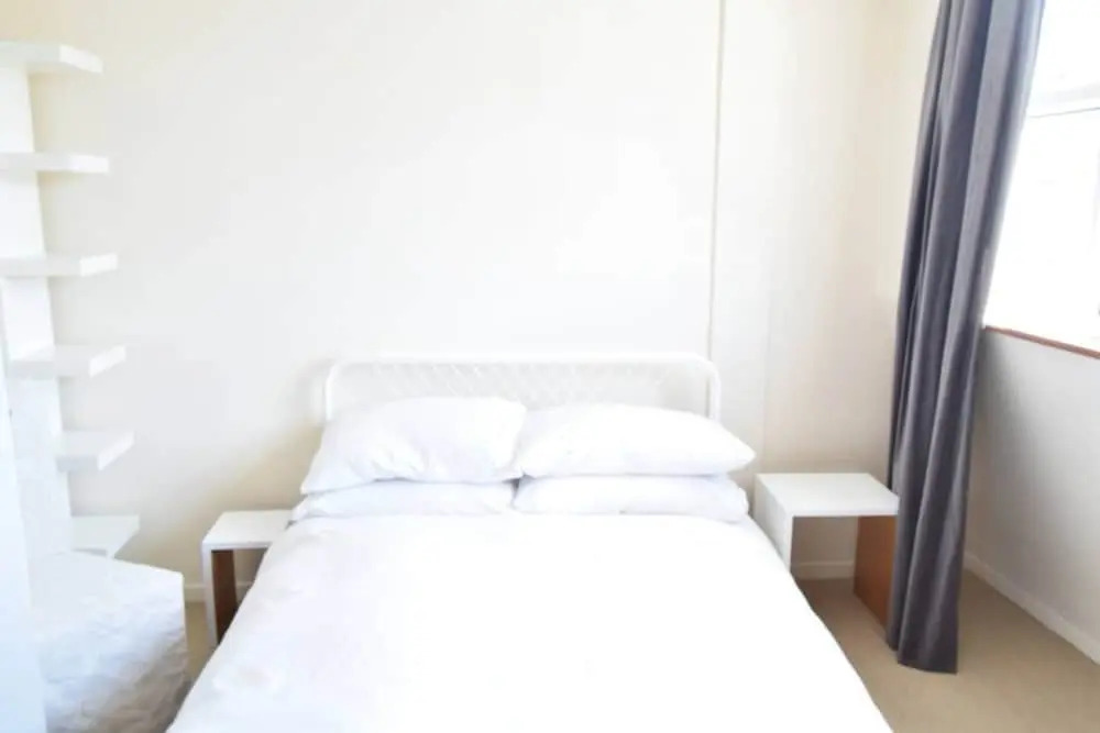 2 Bedroom Flat Near The River Thames