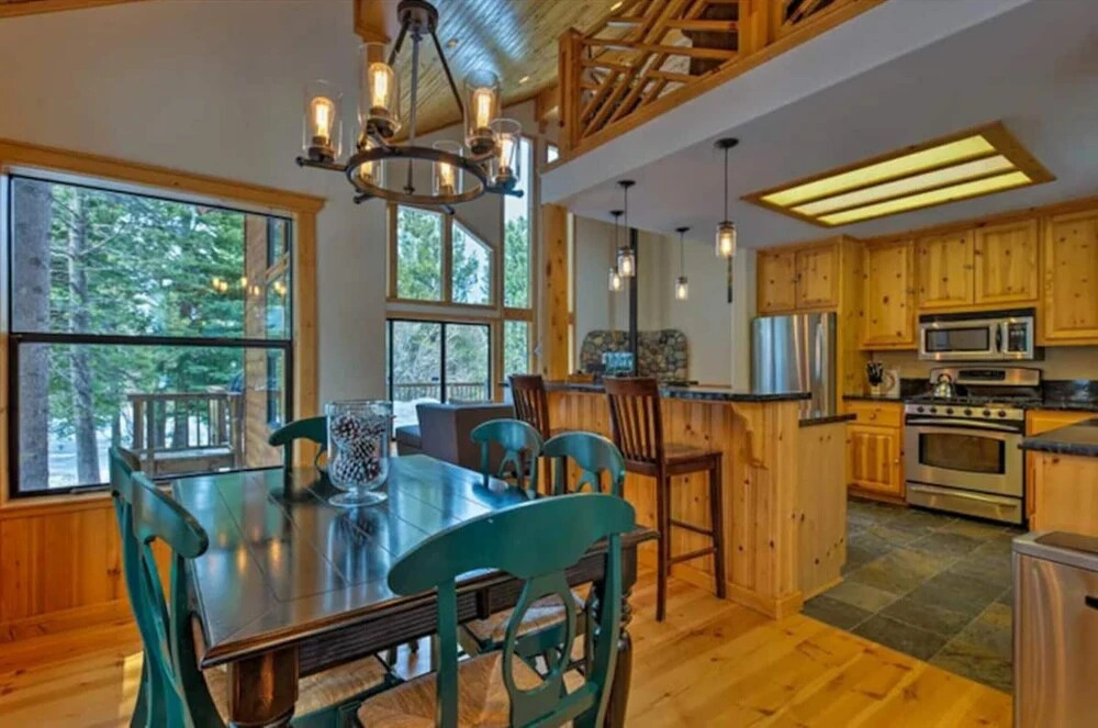 Black Bear by Avantstay Spacious Viking Lodge in Tahoe Donner w/ Game Room & Hot Tub!