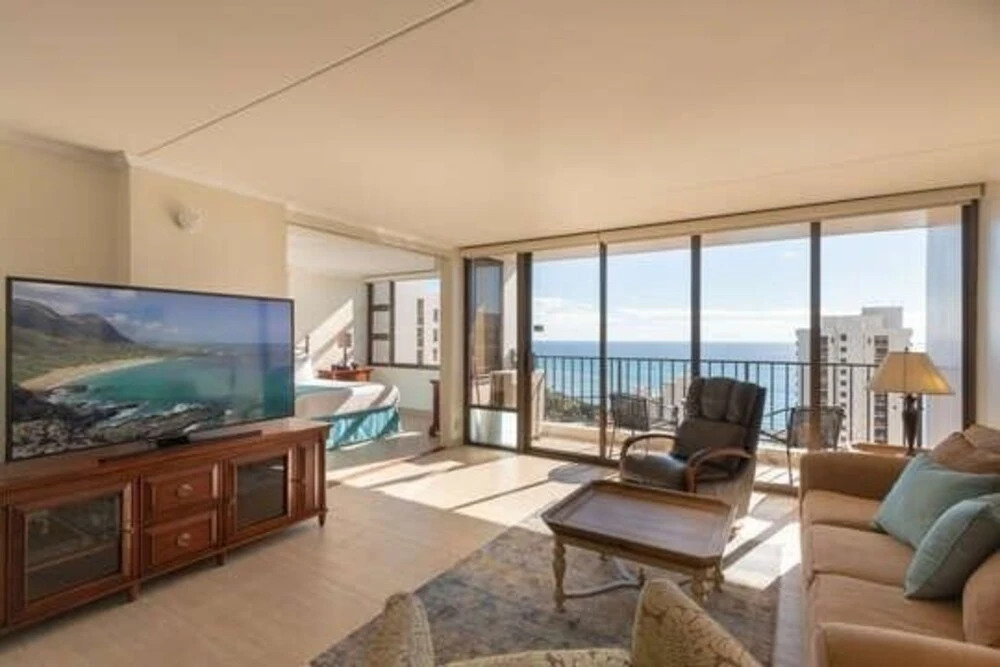 37th Floor Condo with Sweeping Ocean Views & Free parking!