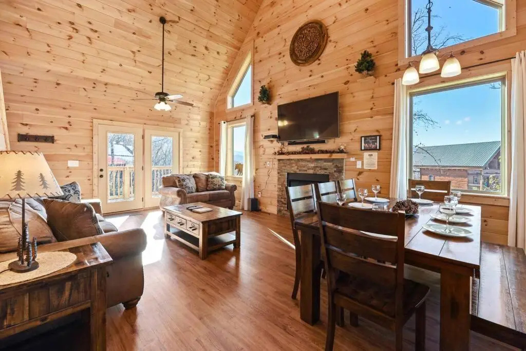 Walnut Ridge Cabin. Sleeps 7-11! Hot tub, pool table, minutes to downtown Gatlinburg!