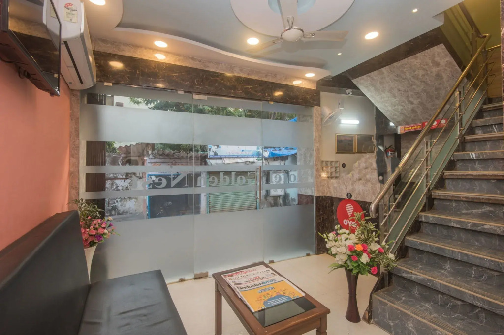 OYO 8678 Hotel Golden Nest