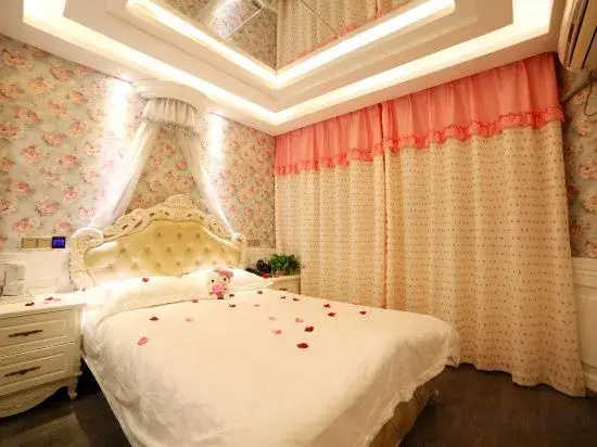 Weike Boutique Theme Hotel (Lianyungang Pedestrian Street Suning Square)