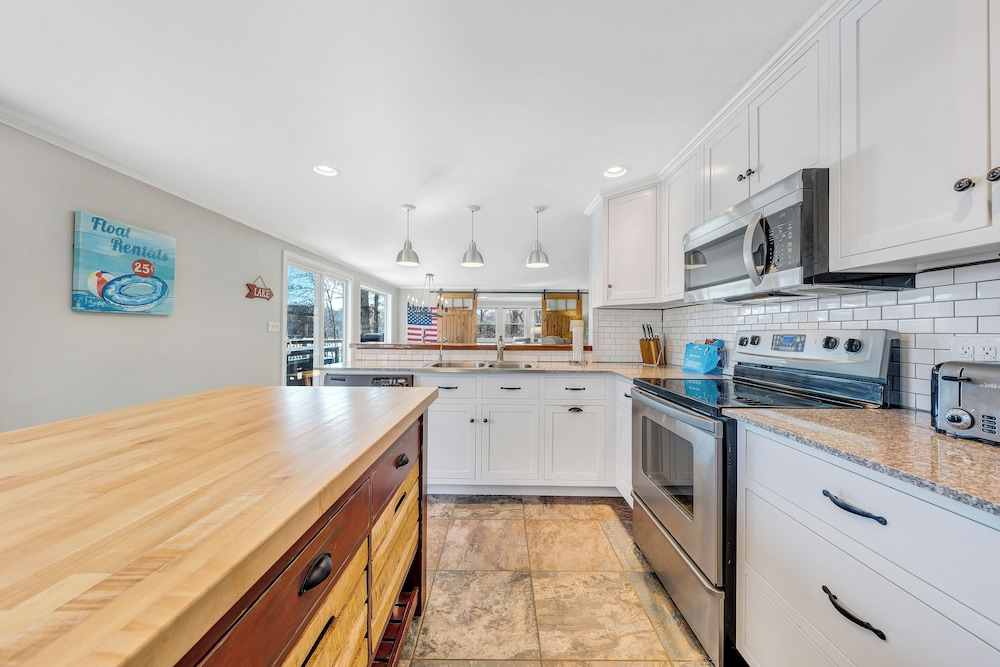 Lake Point Retreat - Lakefront Home With Hot Tub, Fire pit & Game Room