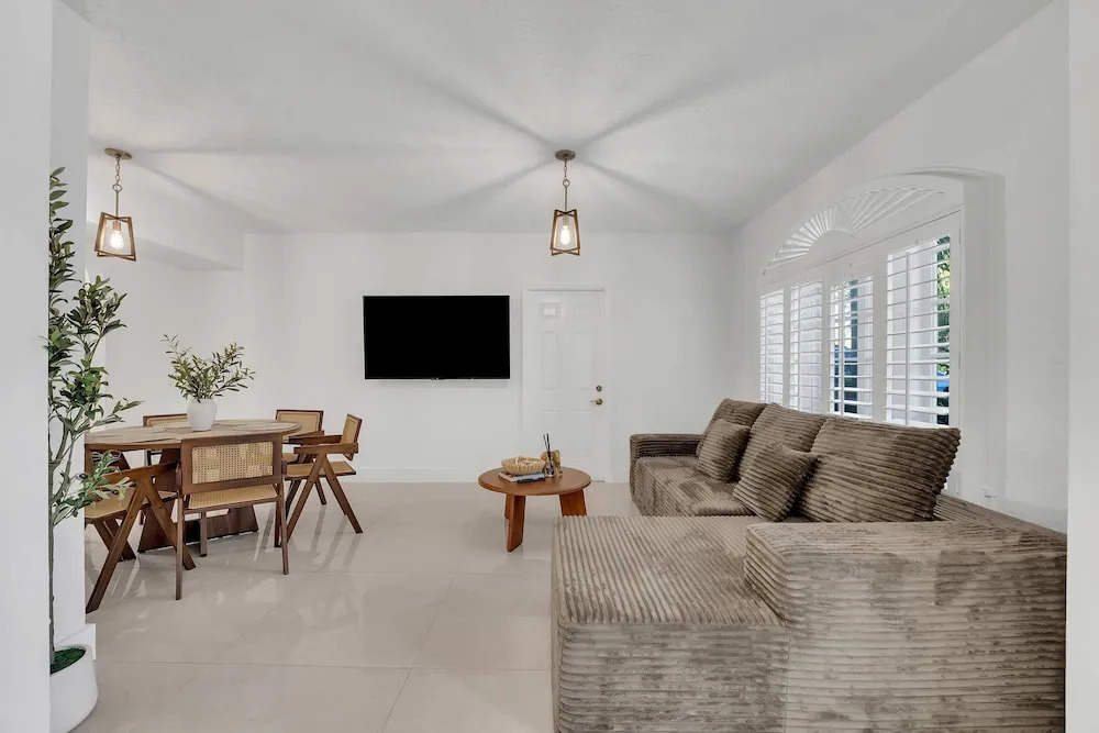 Spacious Stylish 2BR Retreat Near Victoria Park