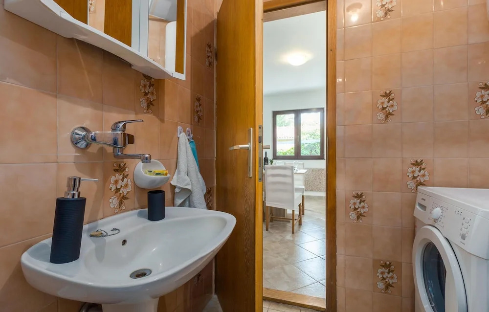 Beautiful Home in Tar With 2 Bedrooms and Wifi