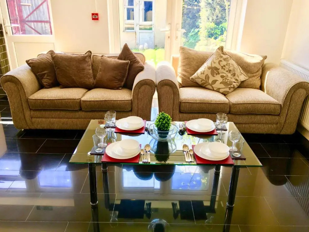 2 Bedroom 2 Bathroom Ground Floor Apartment in Newbury Park Ilford with Garden Parking and Fast WiFi
