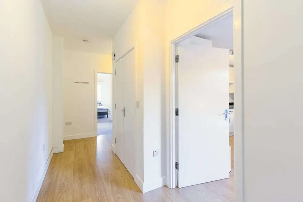 Contemporary and Bright 2 Bed Flat in East London