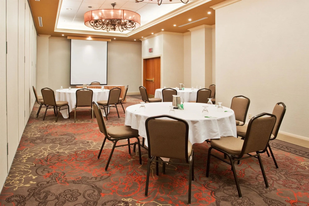 Holiday Inn & Suites Ottawa Kanata by IHG