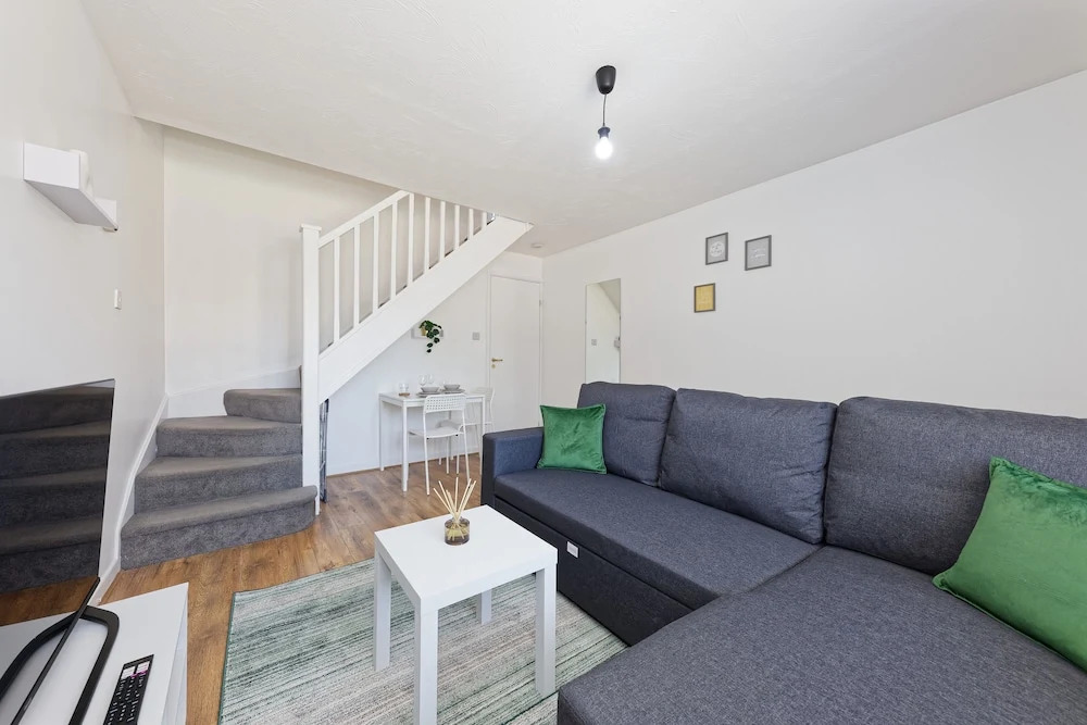 Lovely 2-bed House in Kent - Parking Available