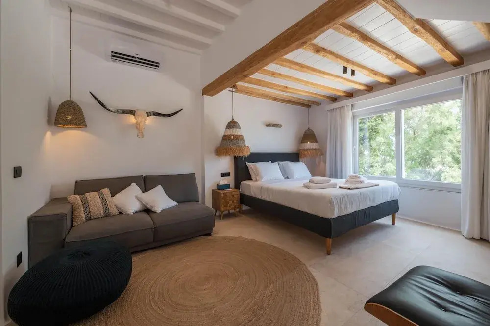Nomade Villa 4BR over Psarou beach
