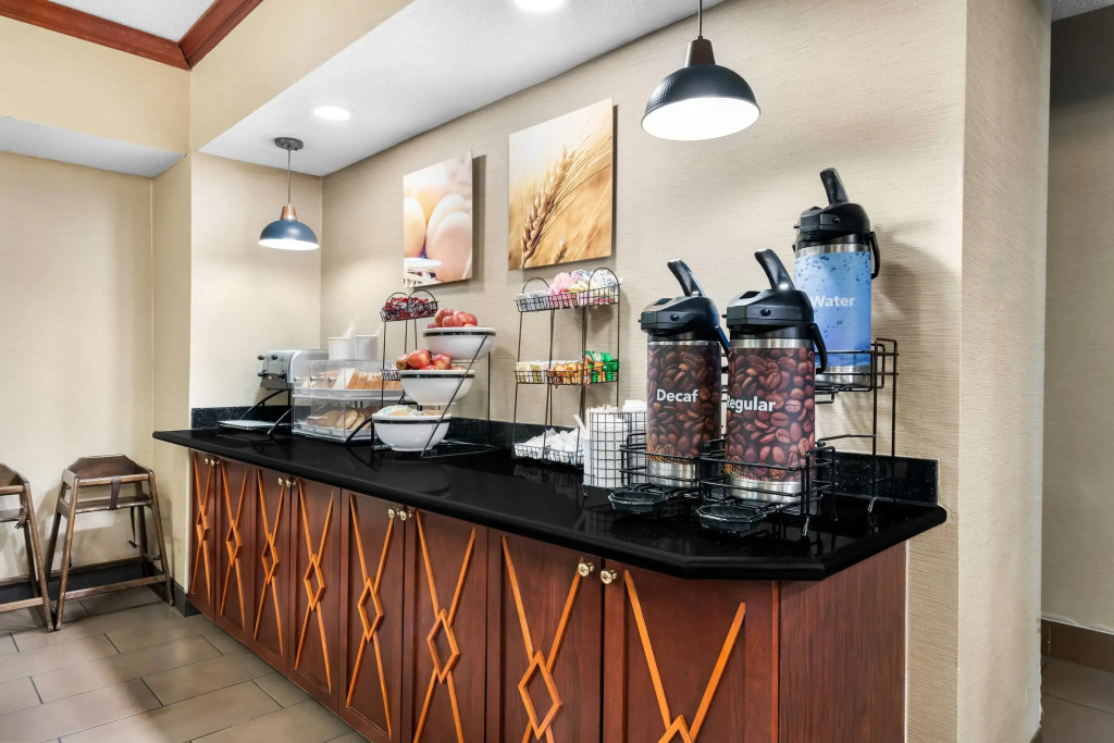 Comfort Inn & Suites North East