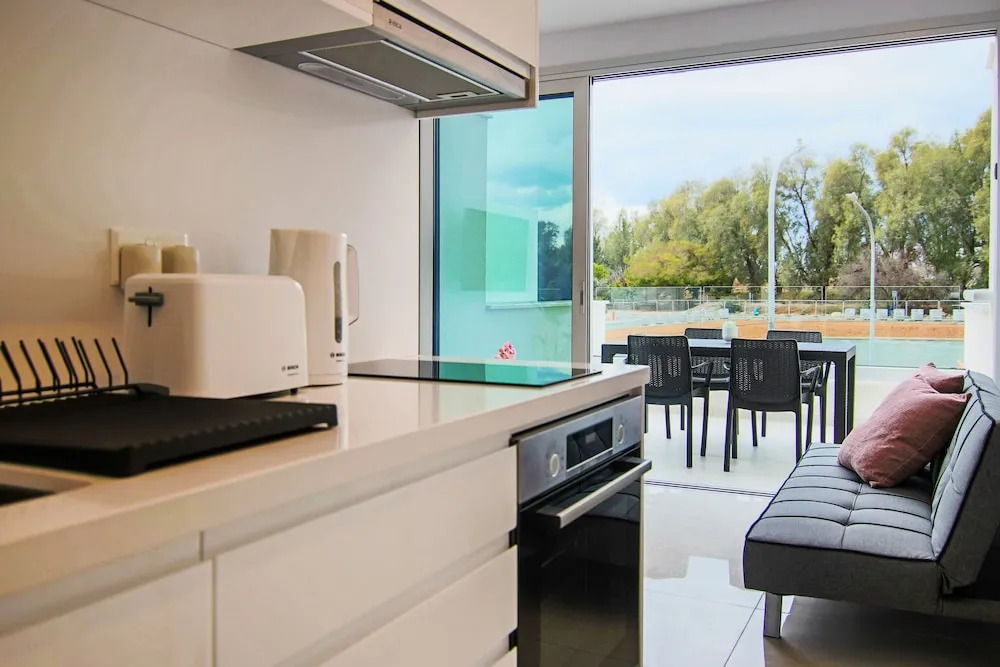 Phaedrus Living: Seaside Luxury Flat Harbour 109