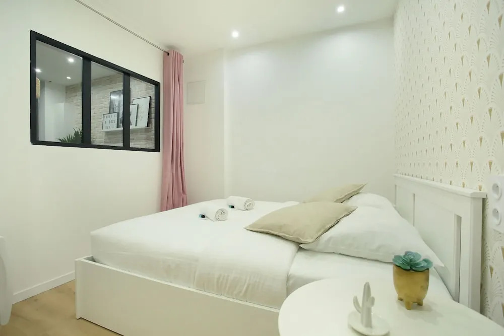 2 Bedrooms 253 St Denis