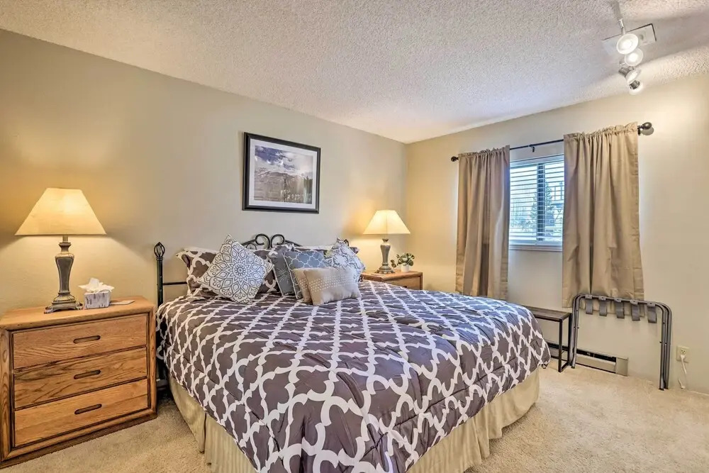 Cozy Mountain Fraser Condo w/ Pool & Hot Tub!