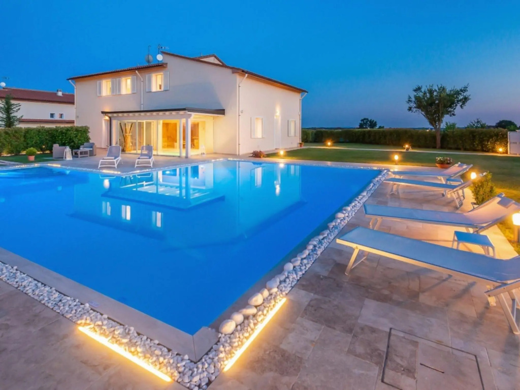Modern and Elegant Villa With Pool and Wellness Room-villa Benessere