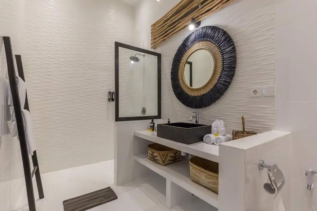 Oberoi new 4 bedr villa 5min walk from eat street&Beach