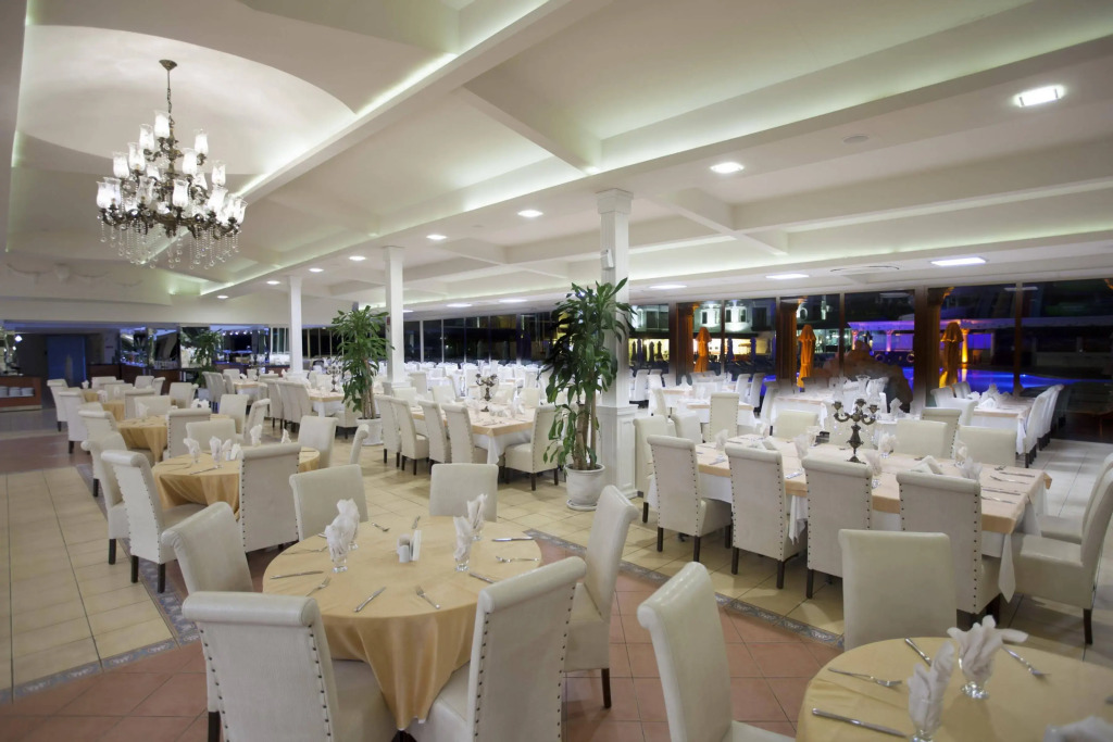 LAUR HOTELS Experience & Elegance