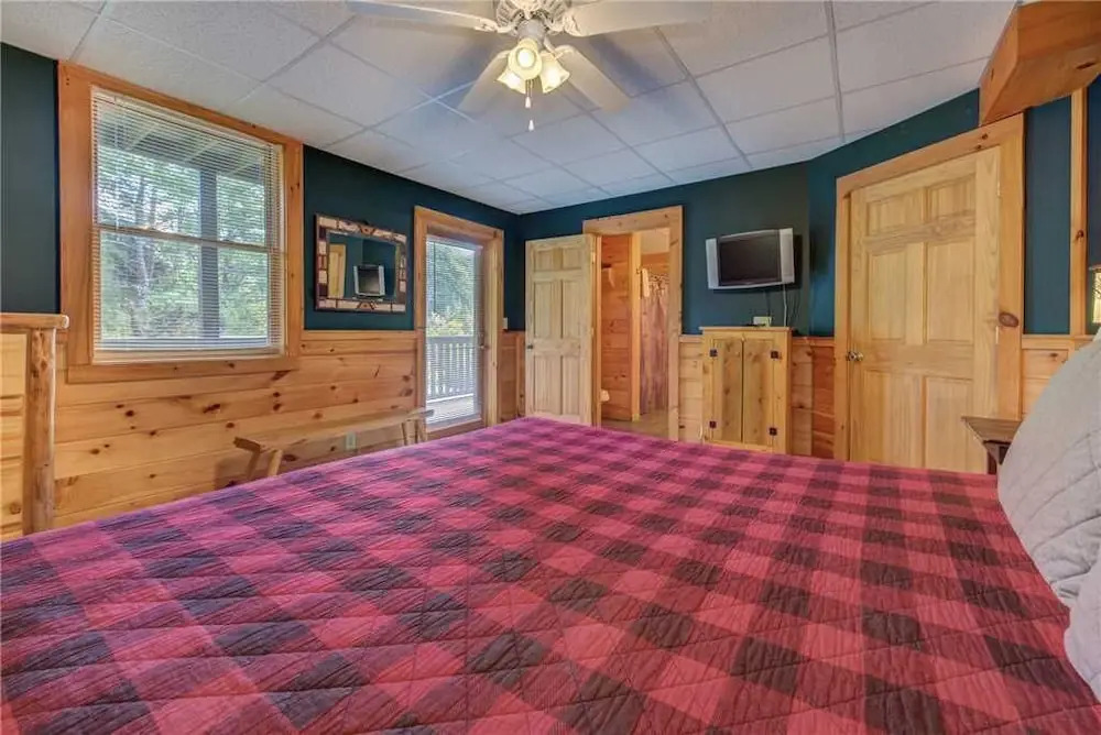 Wilderness Theater and Lodge 3 Bedroom Home with Hot Tub