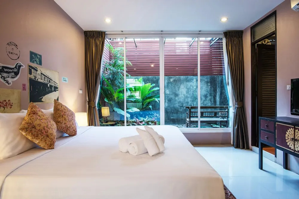 Feung Nakorn Balcony Rooms and Cafe