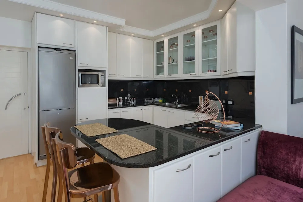 Caprice Court 7