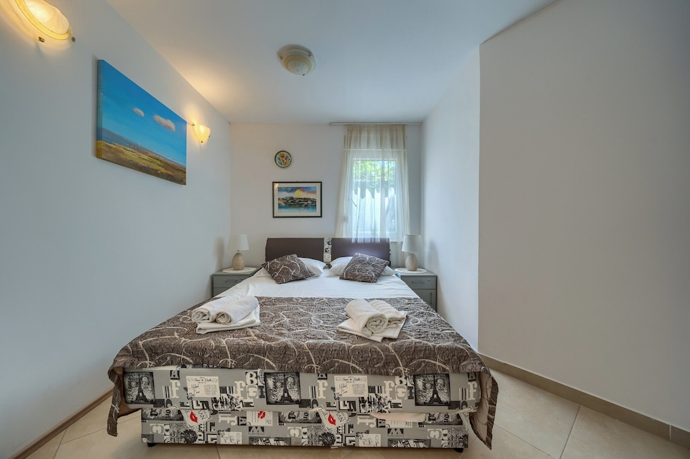 A 2 Comfortable apt w Terrace & Garden, Near Beach