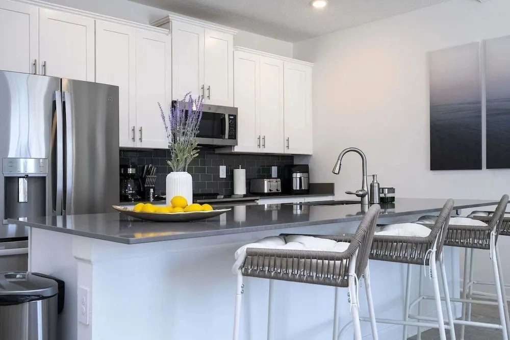 Bright Modern Home @storey Lake