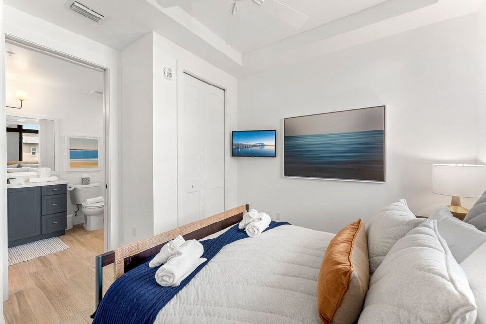 Harbor Island Beach Club - Luxury Waterfront Apartments with Views Pool Dock Private Beach Access