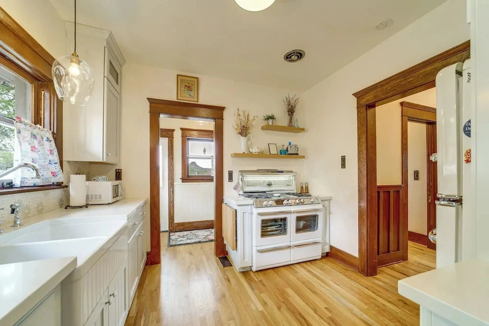 3 Blocks to Plaza! Historic Prescott Gem w/ Grill