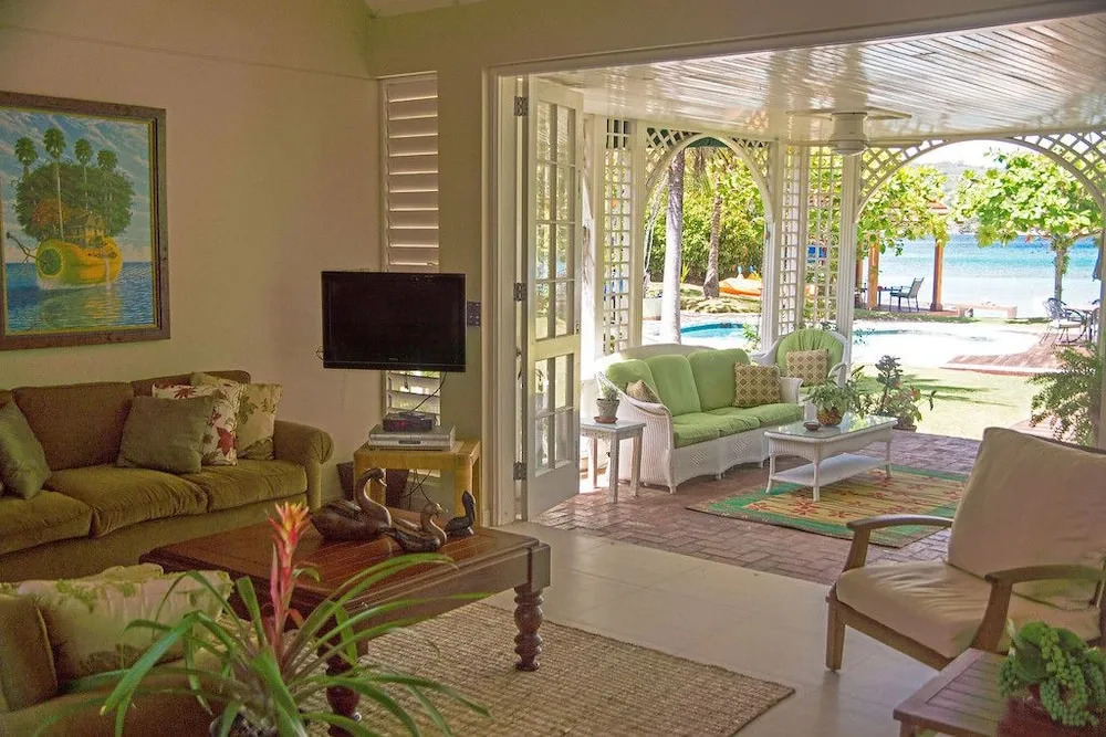 Seagrapes 5br by Jamaican Treasures