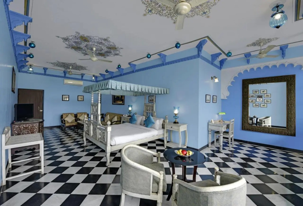 Swaroop Vilas - Lake Facing Boutique Hotel