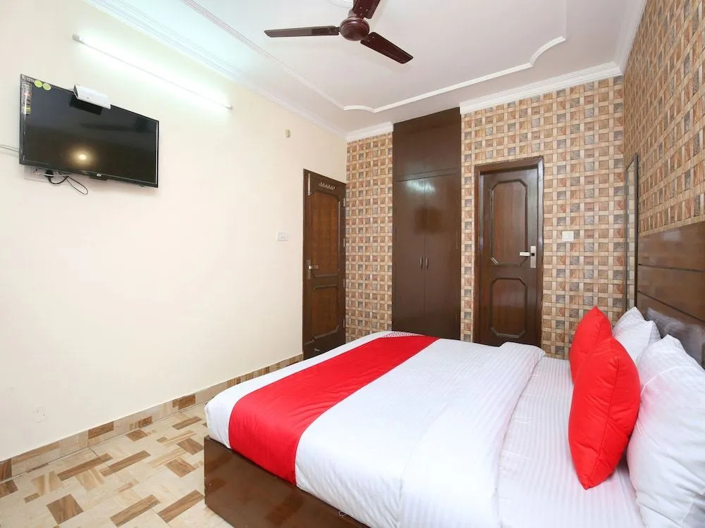 OYO 13700 Hotel Star Palace