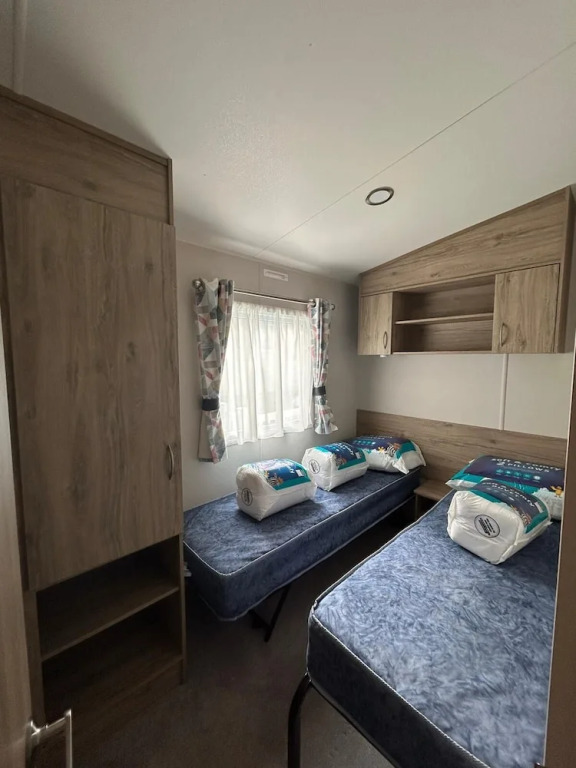 Caravansleeps4-beachfront-garden-patio