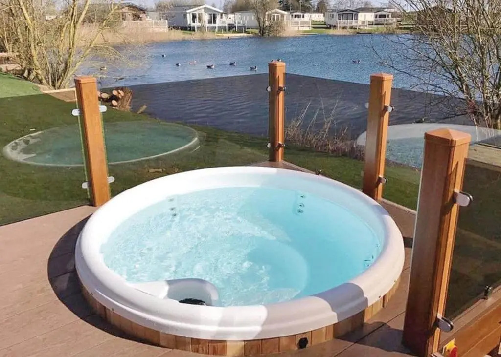 A HOME AWAY HOT TUB RETREAT AT Tattershall lakes country park