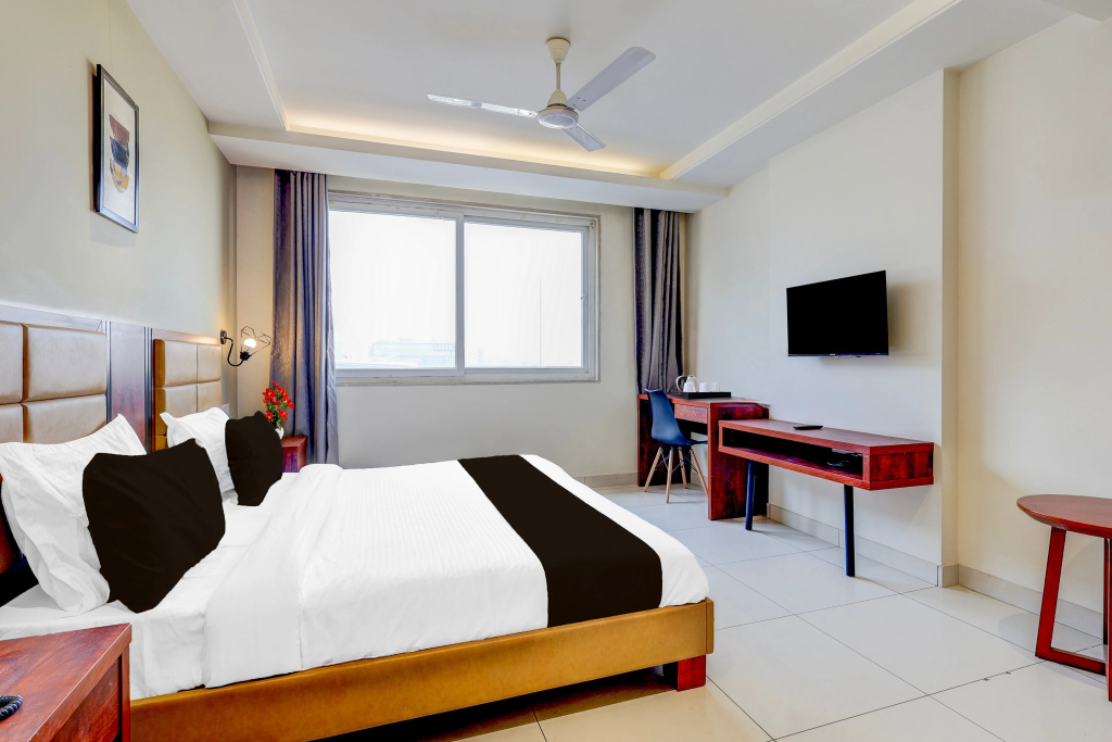 Super Townhouse Oak Sector 39 Medanta