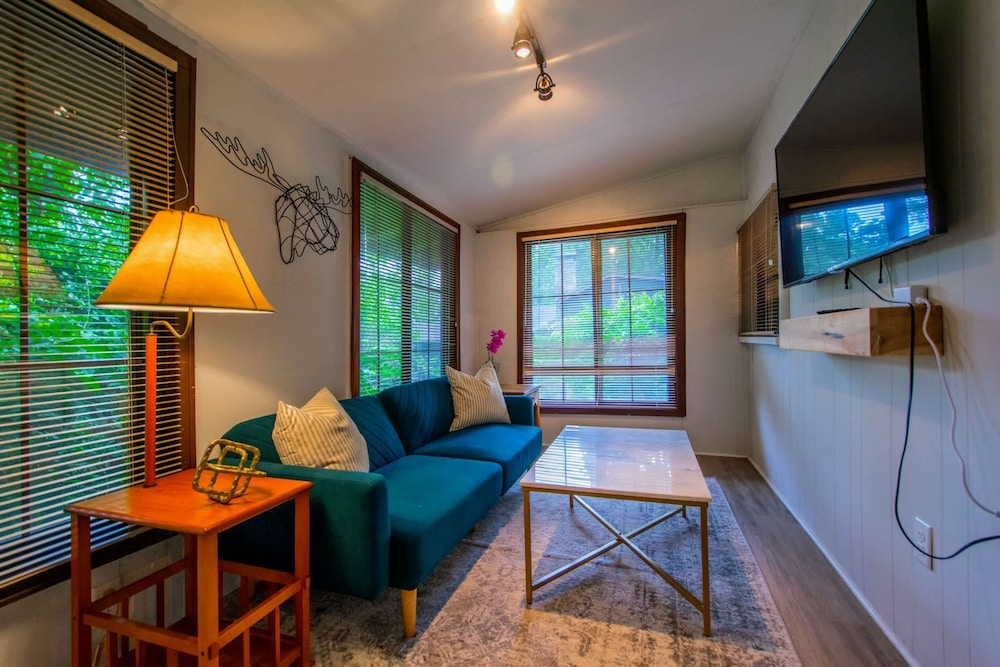 1BR Cottage w Patio Free Tix Near Downtown