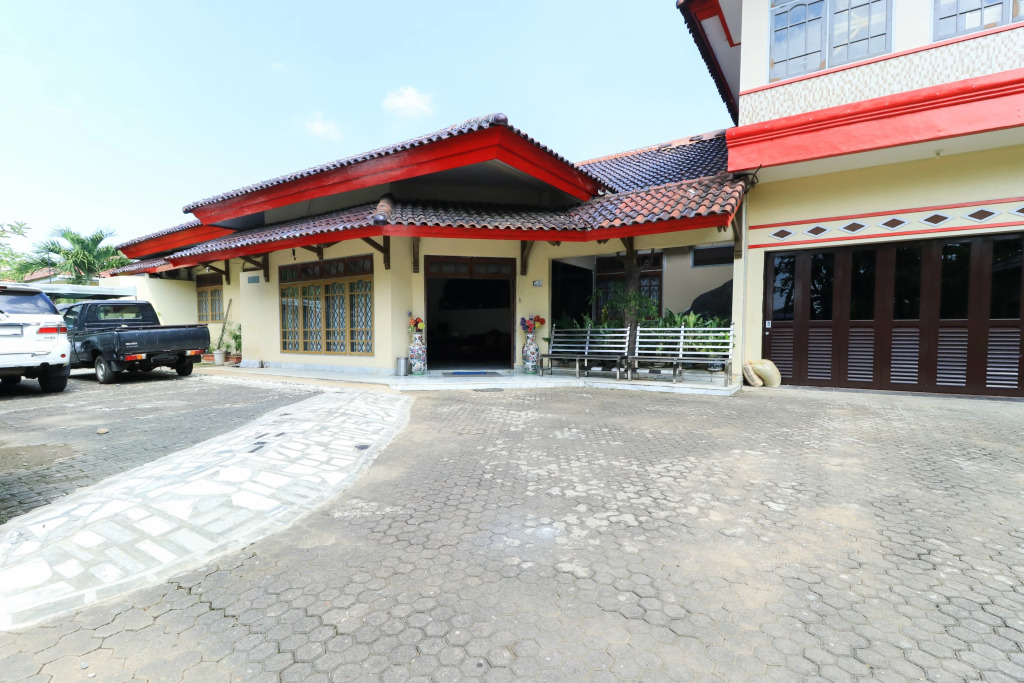 Andrin Daspatt Hotel
